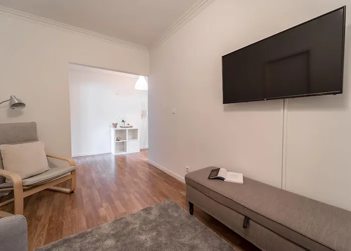 Alvares Araujo - Familiar Perto Da Estacao De Comboios *