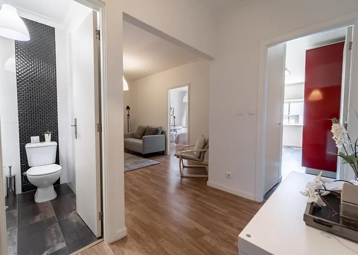 Alvares Araujo - Familiar Perto Da Estacao De Comboios *